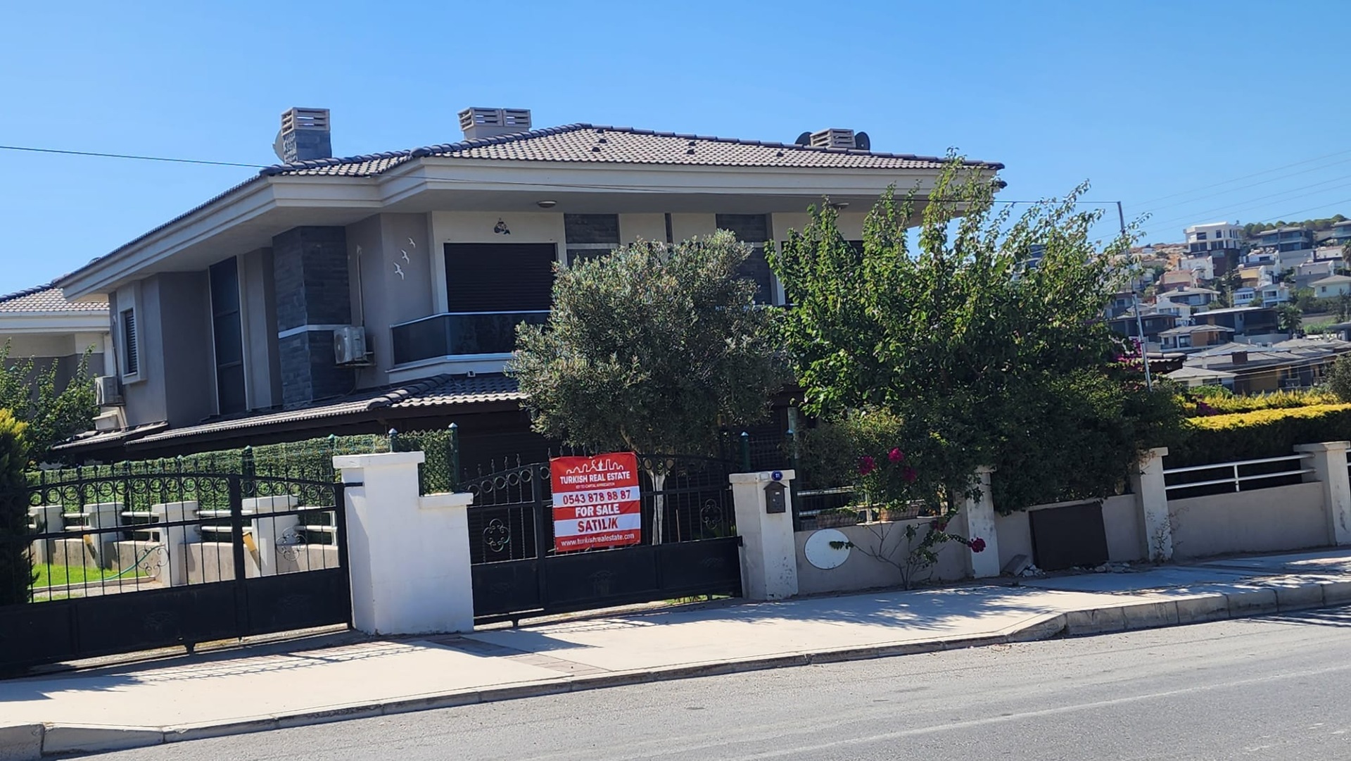 Classy Villa Near Sandy Beaches - 4