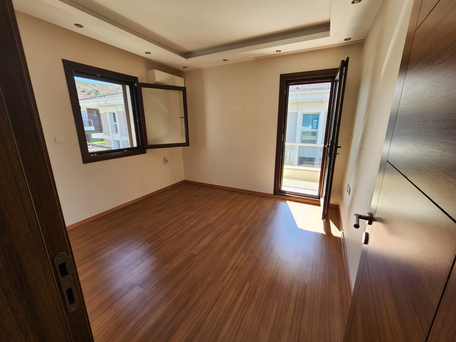 Classy Villa Near Sandy Beaches - 20