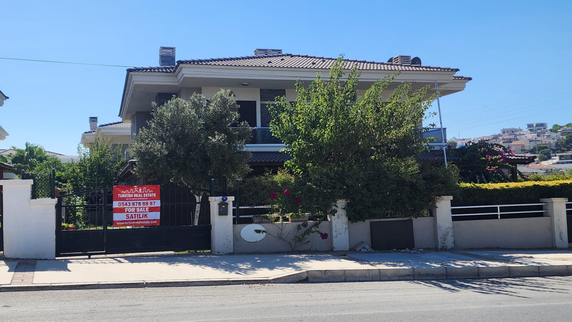 Classy Villa Near Sandy Beaches - 3